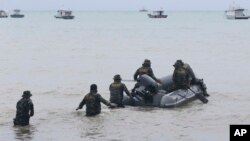 Mariniri Indonesia dikerahkan untuk mencari korban tsunami (25/12). Lebih dari 2.000 personel TNI dan Polri telah dikerahkan untuk penanganan bencana tsunami.