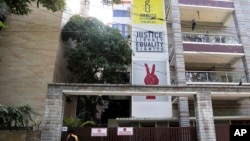 ိအိန္ဒိယနိုင်ငံ၊ Bangalore မြို့ Amnesty International's ရုံးထဲဝင်ဖို့ စောင့်နေတဲ့ အမျိုးသမီးတဦး (အောက်တိုဘာ ၂၆၊ ၂၀၁၈)