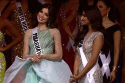 Dua kontestan terakhir Miss Universe (kiri ke kanan) Miss Paraguay, Nadia Ferreira dan Miss India, Harnaaz Sandhu menunggu pengumuman pemenang Miss Universe ke-70. (Foto: AFP)