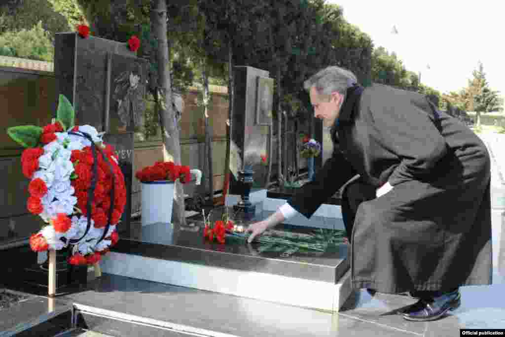 ABŞ səfiri Robert Sekuta jurnalist Çingiz Mustafayevin məzarını ziyarət edir