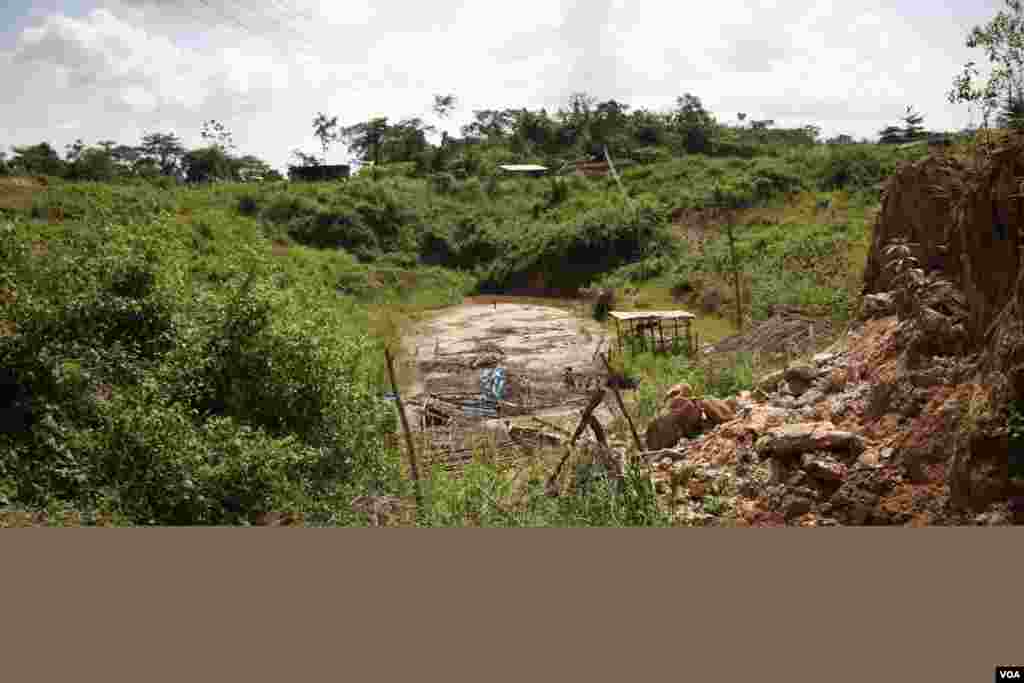 La petite mine d&rsquo;Atunso Cocoase à Atunsu, Ghana, prise en photo, &nbsp;le 16 octobre 2014 (Chris Stein / VOA) 