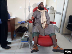 Former al-Shabab deputy emir Mukhtar Robow is seen giving blood in a Mogadishu hospital, Oct. 16, 2017. (Photo: VOA Somali Service)