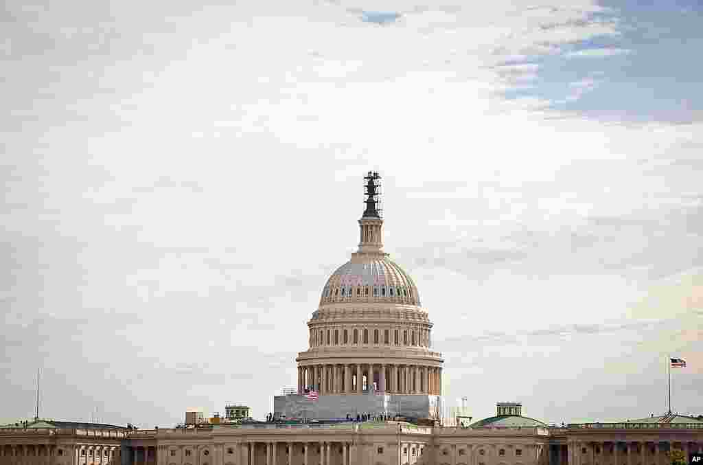 People watch Discovery from scaffolding on the U.S. Capitol, Washington, April 17, 2012. (VOA-A. Klein)