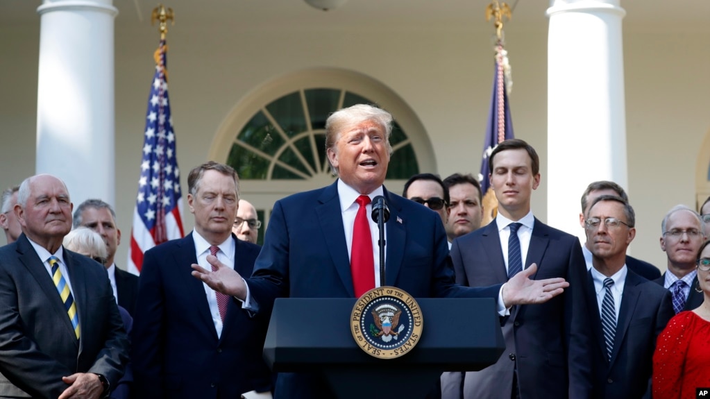 Президент США Дональд Трамп (в центре). Белый дом, Вашингтон. 1 октября 2018 г.