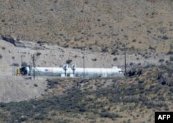 Motor pendorong roket Space Launch System (SLS) usai uji mesin di fasilitas uji perusahaan kedirgantaraan Northrop Grumman di Promontory, Utah, 2 September 2020.