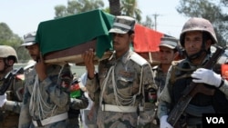 برخی ها دلیل خودداری علما از ادای نماز جنازه بر نظامیان کشور را فشار طالبان می دانند