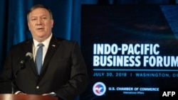 마이크 폼페오 미국 국무장관이 30일 워싱턴 미상공회의소에서 열린 '인도-태평양 비즈니스 포럼'에서 연설하고 있다.