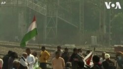 کشاورزان هندی با تجمع روی ریل راه‌آهن، مسیر قطارها را بستند