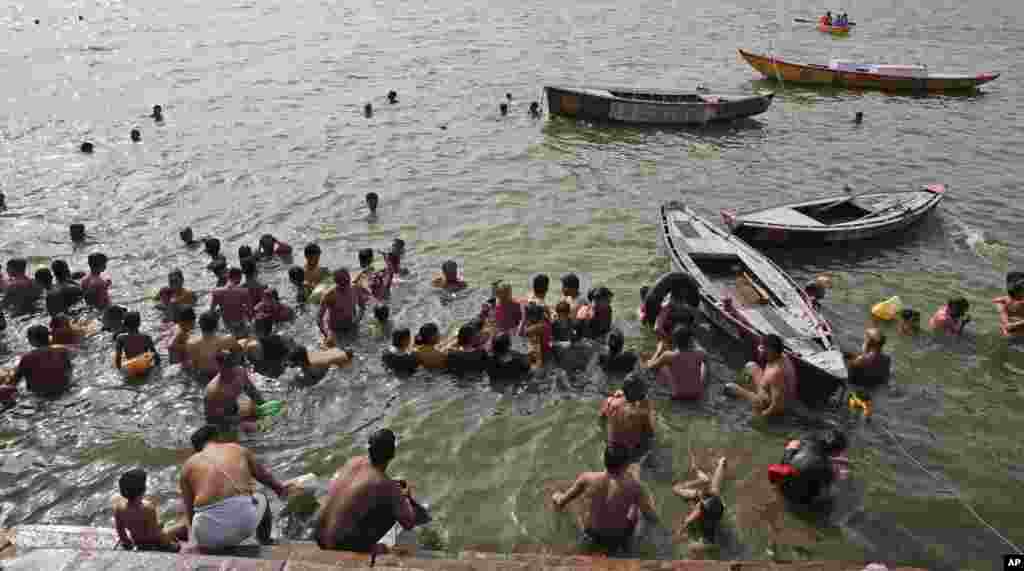 گرمای هوا موجب هجوم این هندی ها به رودخانه گنگ شده است. موج هوای گرم دما را به بالای&nbsp;۴۵ درجه سانتیگراد رساند.&nbsp;