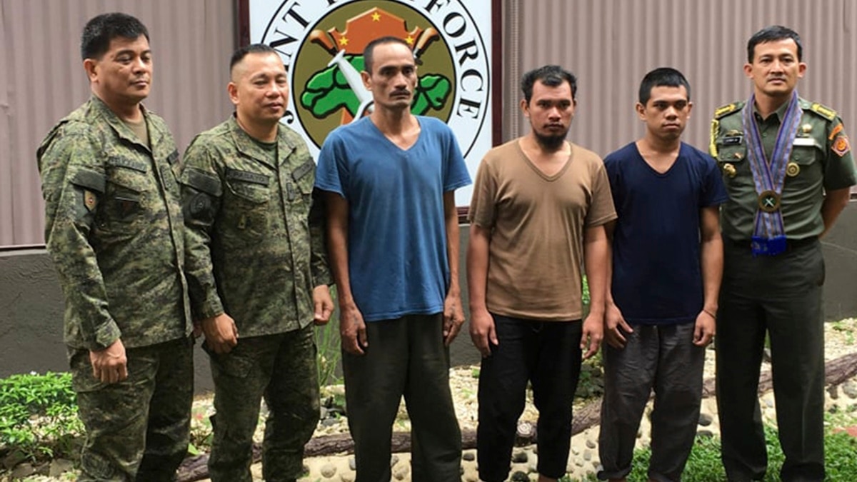 Philippines 1 Abu Sayyaf Hostage Escapes 1 Drowns 3rd Shot 