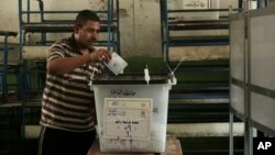 An Egyptian man casts his vote at a polling station in Cairo, Egypt, on May 28, 2014. 