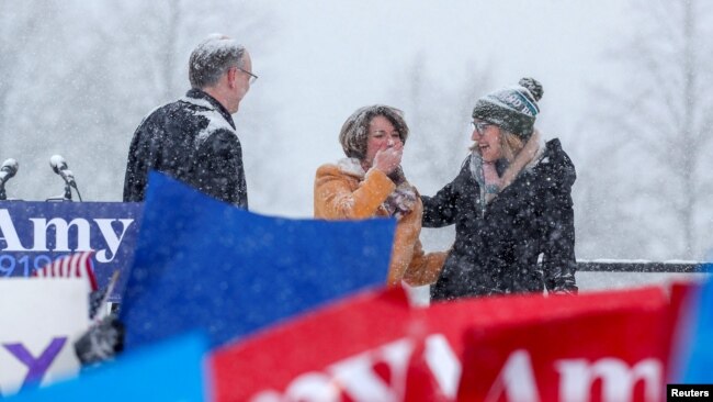 La senadora Amy Klobuchar reacciona cerca de su esposo John Bessler e hija Abigail Bessler imediatamente después de que termina de anunciar su candidatura para las elecciones presidenciales en 2020. Foto: Reuters
