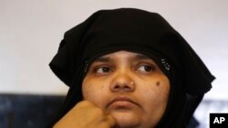 Bilkis Bano, victime d'un viol collectif lors d'émeutes sectariennes, parle aux journalistes à Ahmadabad, en Inde, le jeudi 11 mai 2017. (AP Photo/Ajit Solanki)