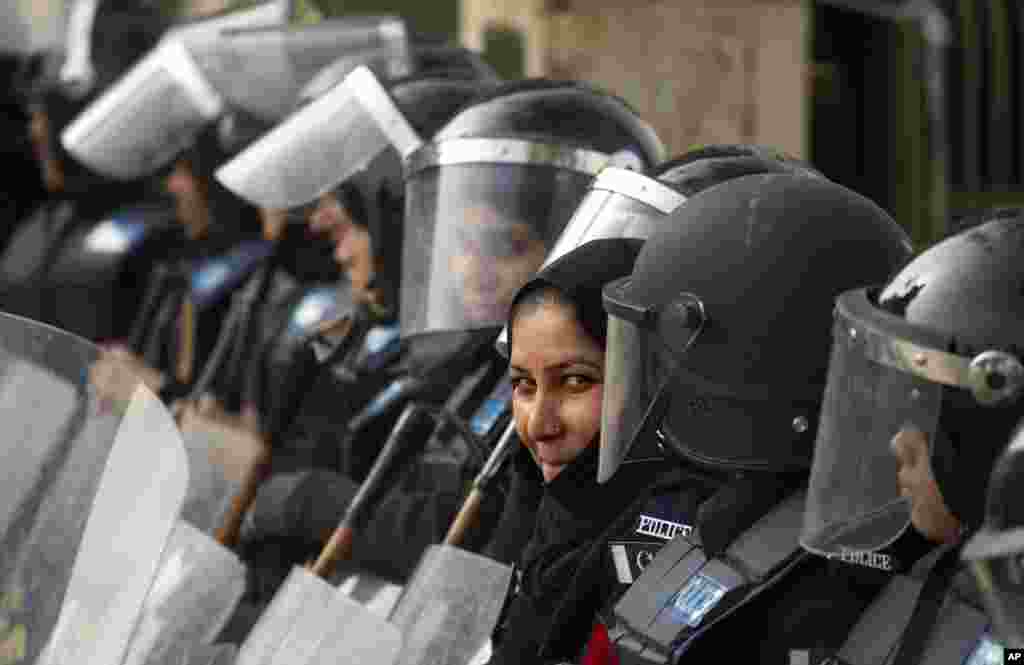 Female police officers stand guard ahead of a protest called by cleric Tahirul Qadri, Islamabad, Pakistan, January 14, 2013.