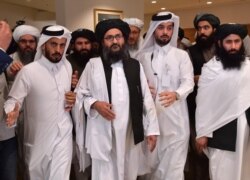 El cofundador del Talibán Mullah Abdul Ghani Baradar se va después de firmar un acuerdo con Estados Unidos durante una ceremonia en la capital de Catar, Doha, el 29 de febrero de 2020.