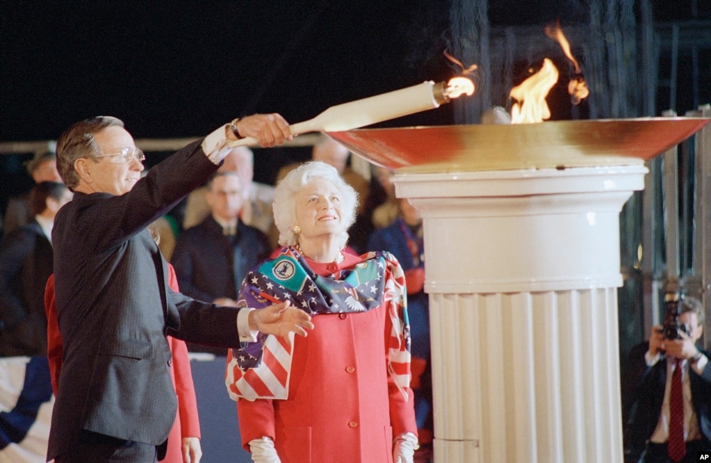 1989年1月18日，總統就職儀式開始之際，總統當選人喬治·布什在華盛頓的林肯紀念堂點燃了一支火炬，妻子芭芭拉在場。