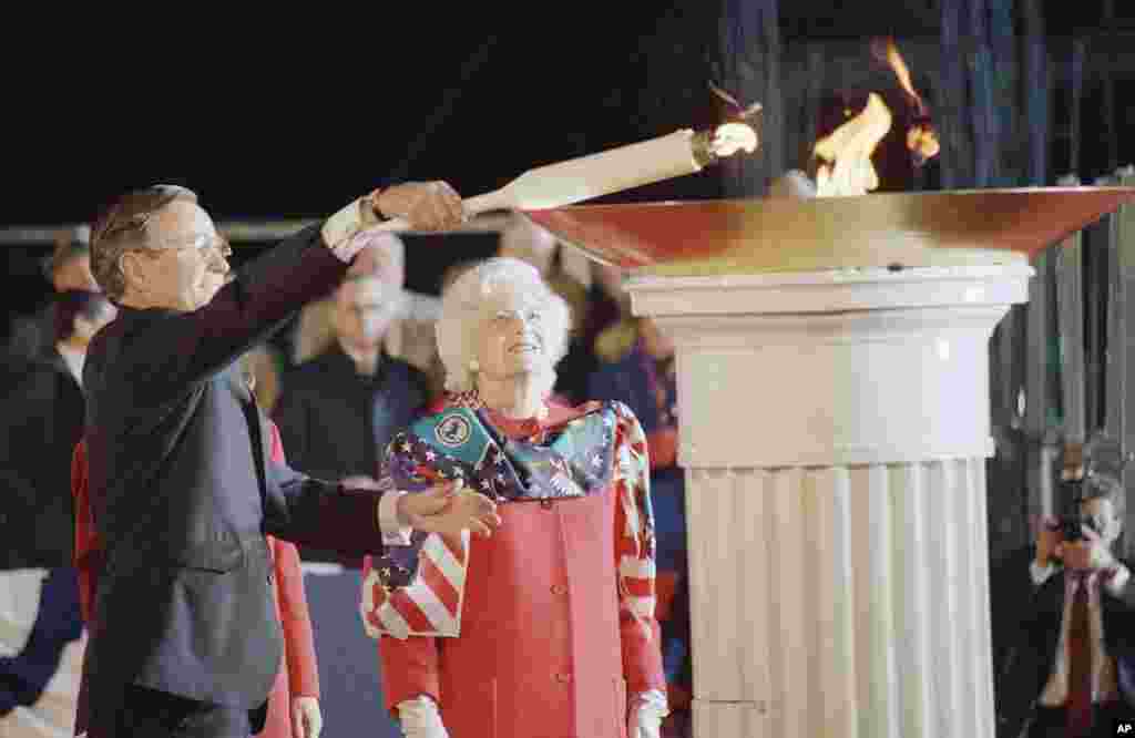 1989年1月18日，总统就职仪式开始之际，总统当选人乔治&middot;布什在华盛顿的林肯纪念堂点燃了一支火炬，妻子芭芭拉在场。
