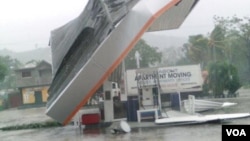 2016年10月3日，海地尼佩區米拉哥內市一個加油站的頂部倒塌。