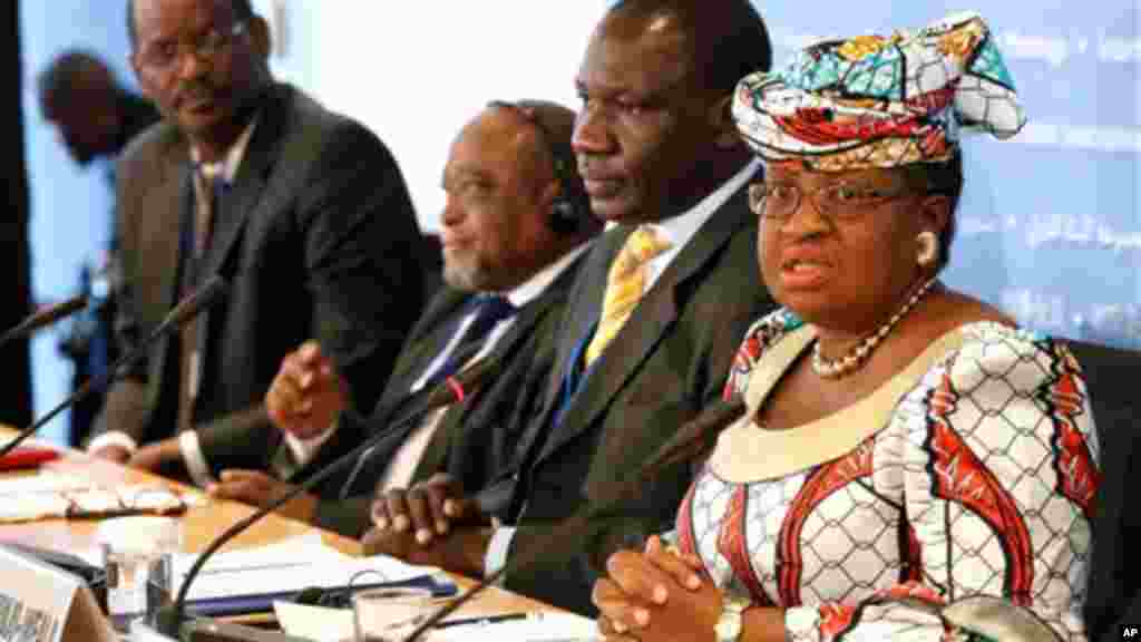 Ngozi Okonjo-Iweala, right, of Nigeria during the press briefing by African Finance Ministers at the World Bank IMF Spring Meetings in Washington, April 20, 2013.