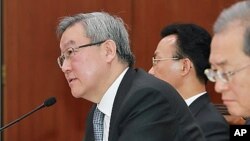 24일 한국 국회 외교통상통일위원회 전체회의에서 탈북자 관련 질의에 답변하는 김성환 외교통상부 장관.