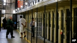 ARSIP – Foto narapidana yang dijatuhi hukuman mati yang diambil pada tanggal 16 Agustus 2016 dipandu keluar dari sel di Penjara Negara San Quentin, California (foto: AP Photo/Eric Risberg, Arsip)