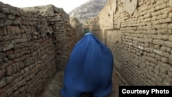 Dengan burka yang menutupi tubuh mereka, perempuan Afghanistan sering dianggap 'bisu.' Namun sebuah proyek menulis memberi mereka kesempatan untuk 'bersuara' (foto: awwproject.org).
