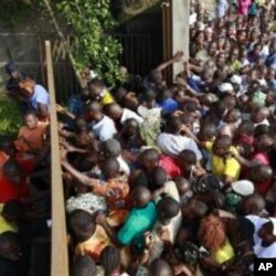 Des électeurs se bousculant devant un bureau de vote du quartier Abobo, à Abidjan