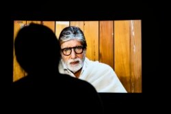 Amitabh Bachchan, saat tampil dalam acara konser "I for India" yang ditampilkan secara live di Facebook, di New Delhi, 3 Mei 2020. (Foto: dok).