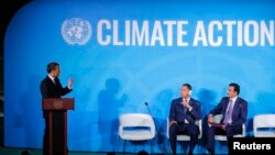 El presidente francés, Emmanuel Macron, habla durante la cumbre de acción climática en la ONU frente al emir de Qatar Sheikh Tamim bin Hamad Al-Thani y el primer ministro de Jamaica, Andrew Holness, el lunes, 23 de septiembre, de 2019.