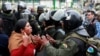 Una mujer discute con un miembro de las fuerzas de seguridad durante los enfrentamientos entre miembros de las fuerzas de seguridad y simpatizantes del ex presidente boliviano Evo Morales en La Paz, Bolivia, 13 de noviembre de 2019. 