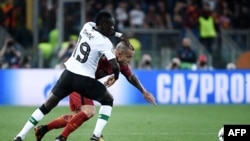 Le milieu de terrain sénégalais Sadio Mané en duel avec le milieu de terrain belge de la Roma Radja Nainggolan lors de la demi-finale de la Champions League au stade olympique de Rome le 2 mai 2018. 