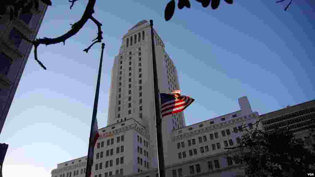 洛杉矶市府为死伤员警降半旗(美国之音国符拍摄)