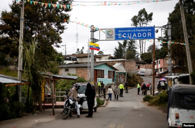 La frontera entre Ecuador y Colombia está controlado por militares del lado ecuatoriano, al igual que por autoridades de salud.