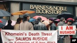 Archivo - Febrero 22, 1989. Protesta a favor del autor Salman Rushdie frente a Barnes and Noble en Nueva York.
