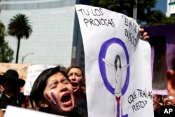 Demonstrasi menentang kekerasan terhadap perempuan di Mexico City (19/10).