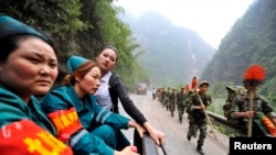 Lực lượng cứu hộ đến được các khu vực hẻo lánh trong tỉnh Tứ Xuyên, ngày 21/4/2013.