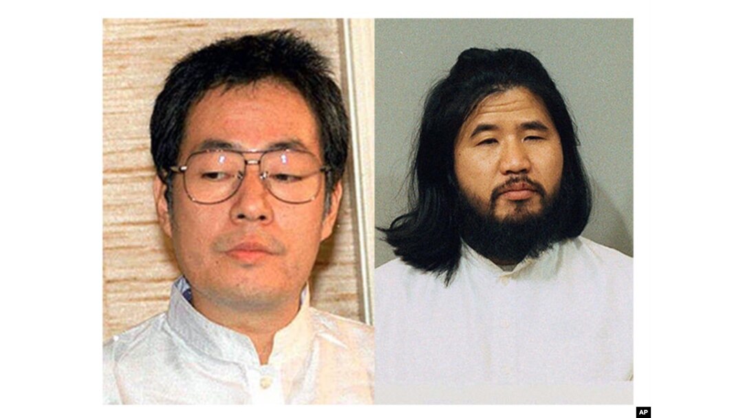 Kiyohide Hayakawa (kiri) dan pemimpin Aum Shin Rikyo Shoko Asahara (kanan), keduanya sedang menanti pelaksanaan hukuman mati atas serangan gas sarin di kereta api bawah tanah di Tokyo tahun 1995.