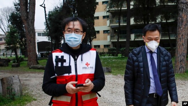 资料照片：中国红十字会副会长孙硕鹏(左)离开在罗马意大利红十字会总部与意大利外长迪马约举行的记者会。(2020年3月13日)