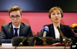 Marina Litvinenko, widow of former Russian spy Alexander Litvinenko, speaks during a press conference with her son Anatoly in London, Jan. 21, 2016.