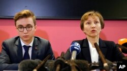 Marina Litvinenko, widow of former Russian spy Alexander Litvinenko, speaks during a press conference with her son Anatoly in London, Jan. 21, 2016.