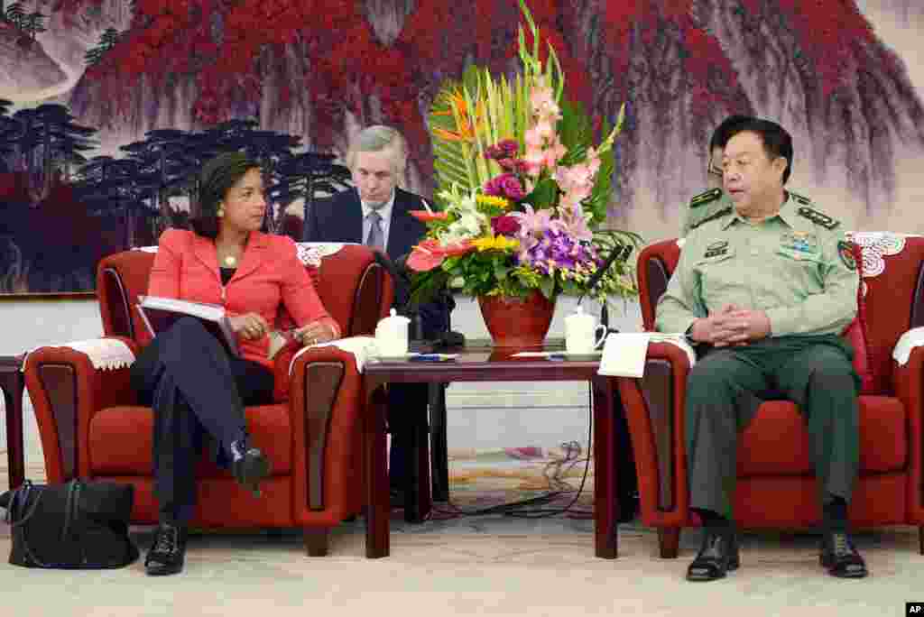 Penasihat Keamanan Nasional AS, Susan Rice, berbincang dengan Fang Changlong, wakil ketua Komisi Militer Pusat China, di Gedung Bayi, Beijing (9/9). (AP/Wang Zhao)