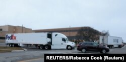 A FedEx truck leaves the Pfizer Global Supply manufacturing plant with a small convoy, amid the coronavirus disease (COVID-19) outbreak, in Portage, Michigan, U.S., December 13, 2020. REUTERS/Rebecca Cook