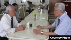 지난 6월 평양 옥류관 식당에서 정우진 대표(오른쪽)가 장웅 북한 IOC 위원과 태권도 협력 방안을 논의하고 있다. 사진제공= 태권도타임스. (자료사진)