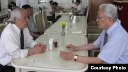 지난달 22일 평양 옥류관 식당에서 장웅 북한 IOC 위원(오른쪽)이 ‘태권도 타임스’ 정우진 대표(왼쪽)와 태권도 협력 방안을 논의하고 있다. (사진제공='태권도타임스')