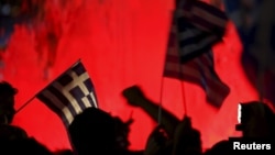 Người ủng hộ bỏ phiếu "không" vẫy cờ Hy Lạp trên Quảng trường Hiến pháp (Syntagma) ở Athens, ngày 5 tháng 7, 2015. 