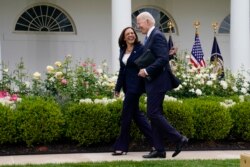 Presiden Joe Biden berjalan dengan Wakil Presiden Kamala Harris setelah berbicara tentang panduan terbaru tentang mandat masker wajah dan tanggapan COVID-19, di Rose Garden Gedung Putih, 13 Mei 2021, di Washington. (Foto: AP)