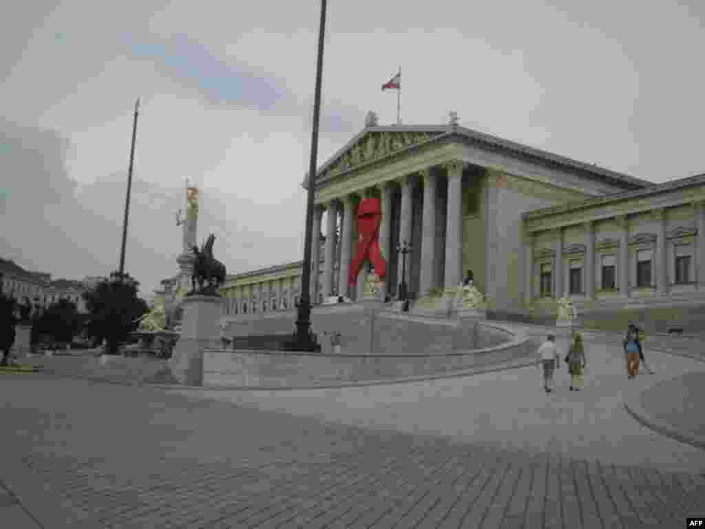 Здание венского парламента с эмблемой борьбы со СПИДом
