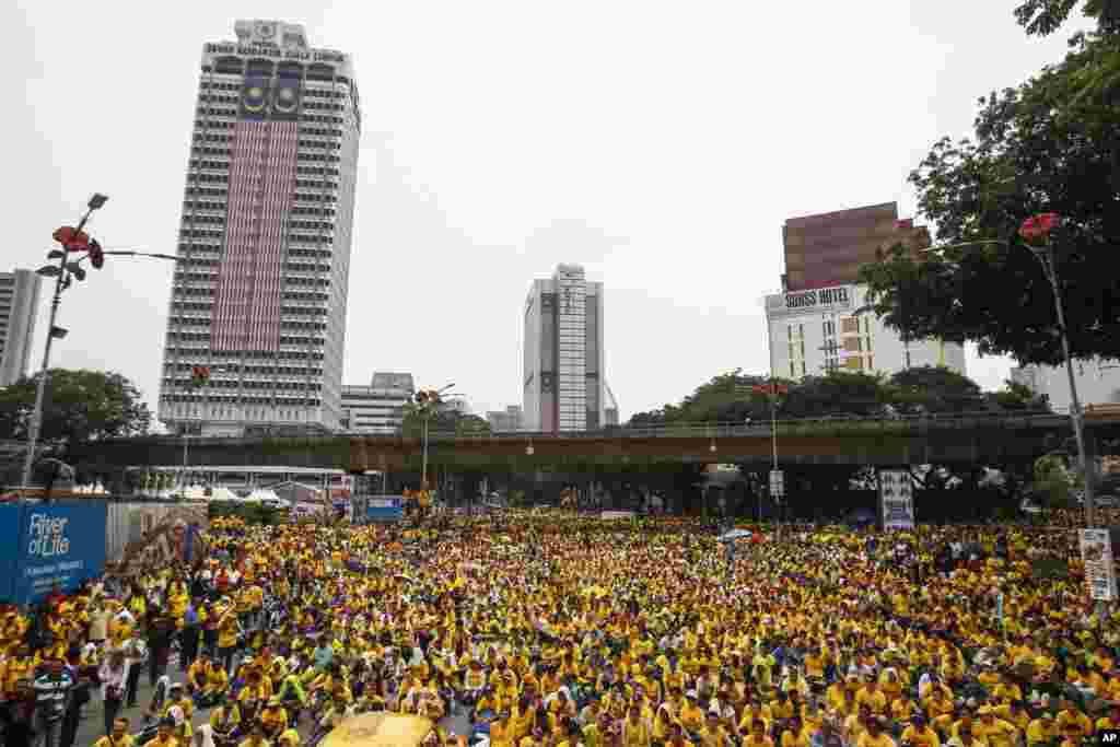 Para aktivis dari Koalisi Pemilu Bersih dan Adil (BERSIH) berdemonstrasi di jalanan utama Kuala Lumpur (29/8) menuntut pengunduran diri PM Najib Razak. (AP/Joshua Paul)