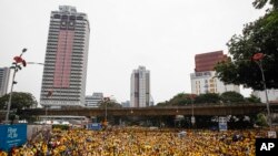 ်မလေးရှားနိုင်ငံ၊ ကွာလာလမ်ပူမြို့မှာ ဝန်ကြီးချုပ် နုတ်ထွက်ပေးဖို့ တောင်းဆိုနေကြသူများ။ (သြဂုတ် ၃၀၊ ၂၀၁၅)