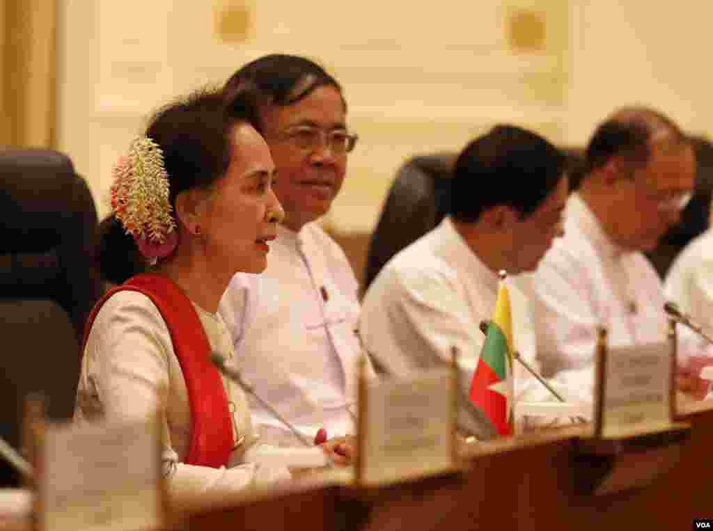 Chinese President Xi Jinping held a formal talk with Myanmar State Counsellor Aung San Suu Kyi on Saturday January 18, 2020 in Naypyitaw